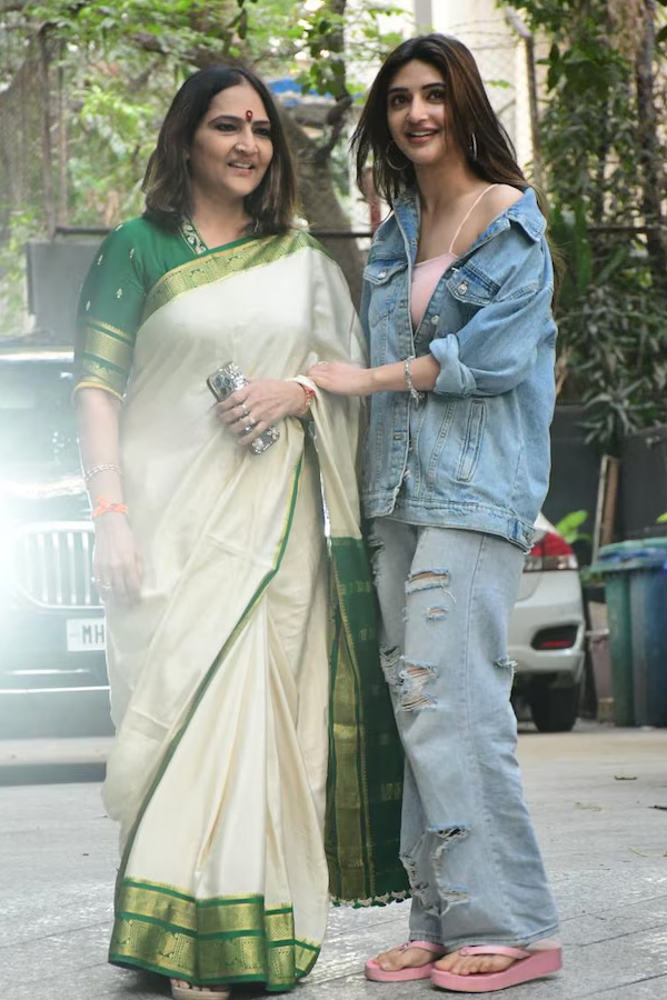 Actress_20Sreeleela_20wishing_20Her_20mother_20with_20cutest_20pics_20on_20Her_20Birthday_20PHotos_20_2818_29.jpg 19