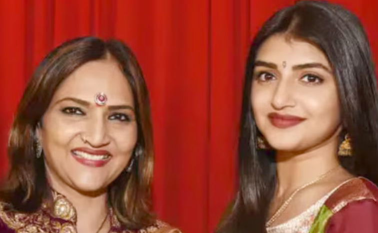 Actress_20Sreeleela_20wishing_20Her_20mother_20with_20cutest_20pics_20on_20Her_20Birthday_20PHotos_20_2819_29.jpg 20