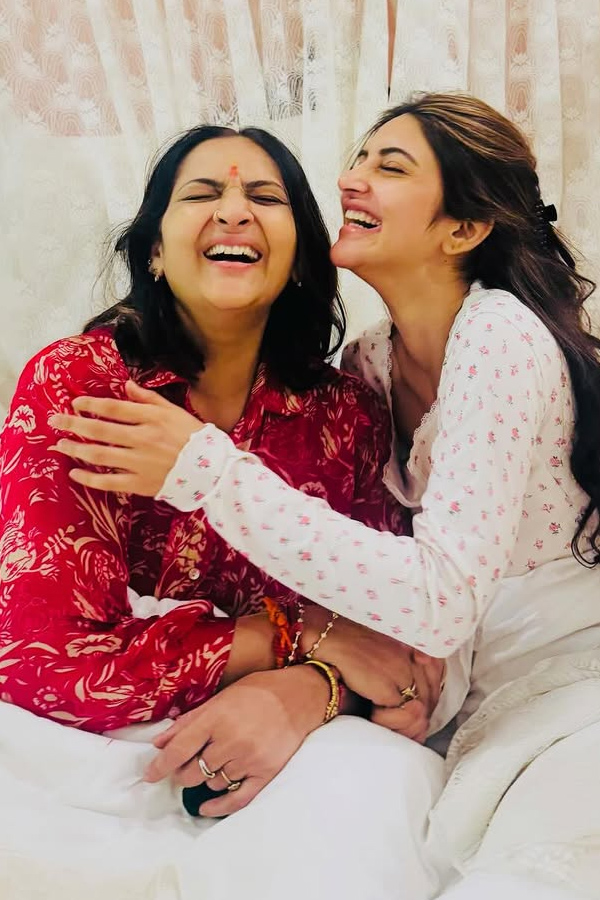 Actress_20Sreeleela_20wishing_20Her_20mother_20with_20cutest_20pics_20on_20Her_20Birthday_20PHotos_20_281_29.jpg 2