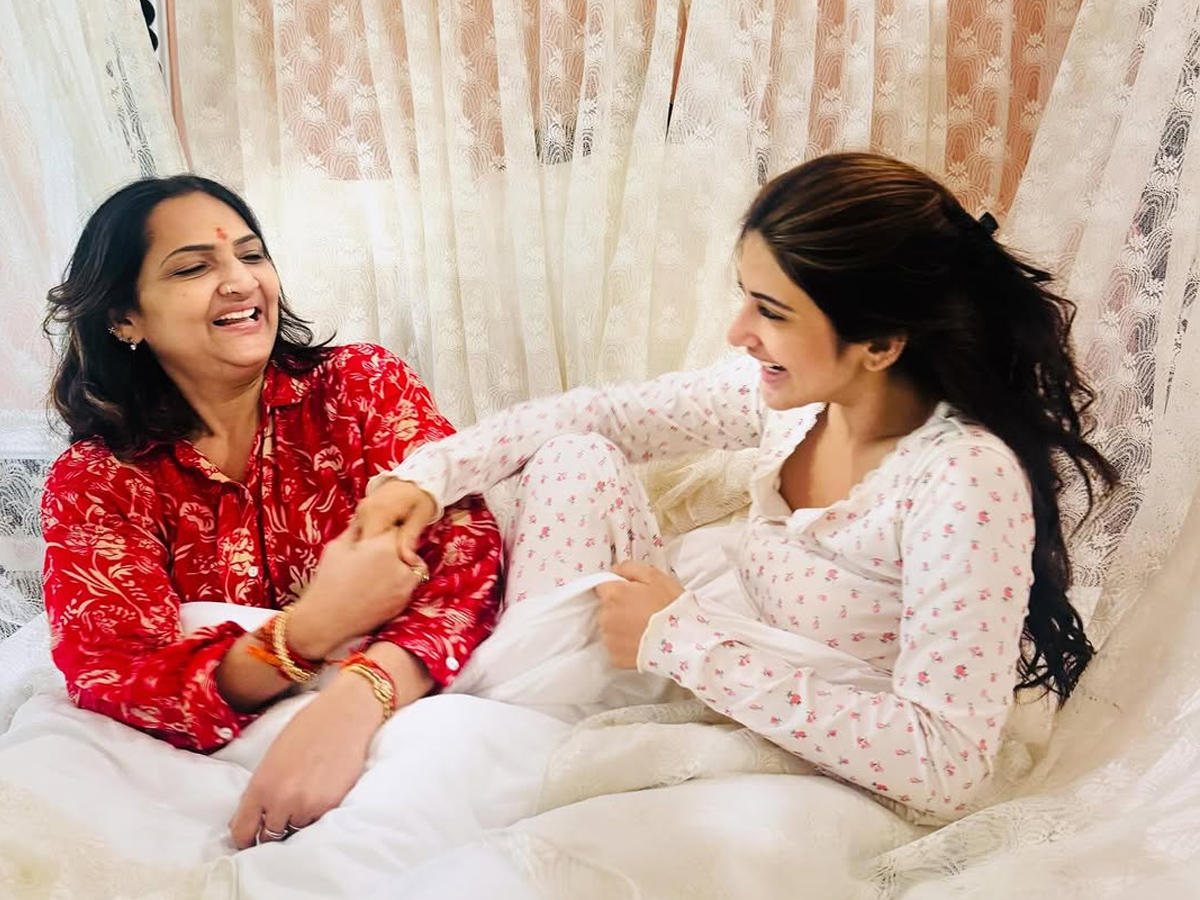 Actress_20Sreeleela_20wishing_20Her_20mother_20with_20cutest_20pics_20on_20Her_20Birthday_20PHotos_20_282_29.jpg 3