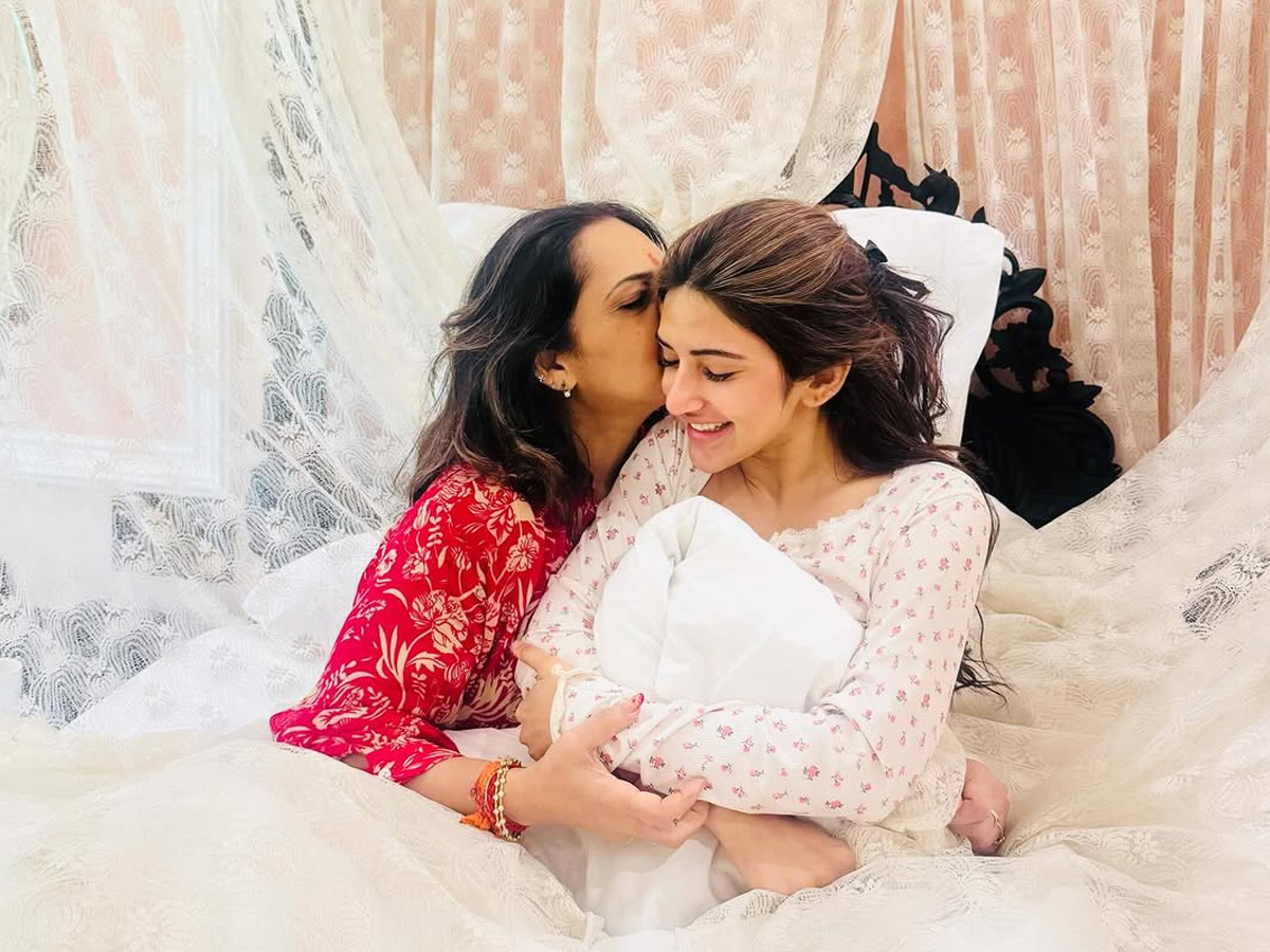 Actress_20Sreeleela_20wishing_20Her_20mother_20with_20cutest_20pics_20on_20Her_20Birthday_20PHotos_20_284_29.jpg 5