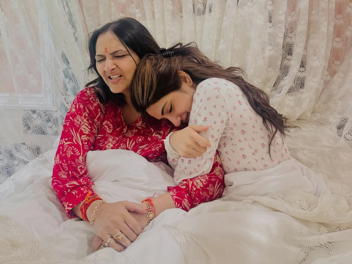 Actress_20Sreeleela_20wishing_20Her_20mother_20with_20cutest_20pics_20on_20Her_20Birthday_20PHotos_20_285_29.jpg 6