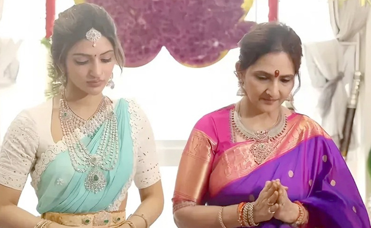 Actress_20Sreeleela_20wishing_20Her_20mother_20with_20cutest_20pics_20on_20Her_20Birthday_20PHotos_20_288_29.jpg 9