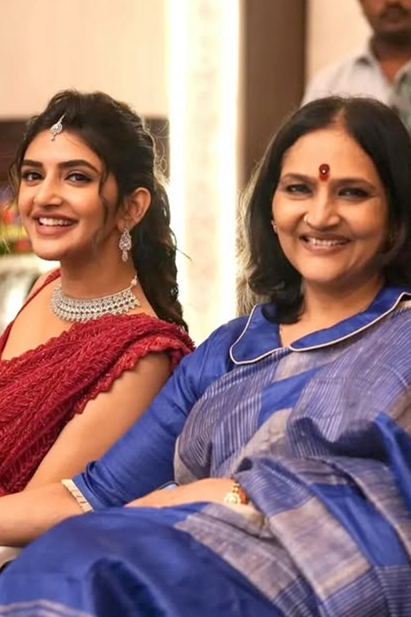 Actress_20Sreeleela_20wishing_20Her_20mother_20with_20cutest_20pics_20on_20Her_20Birthday_20PHotos_20_289_29.jpg 10