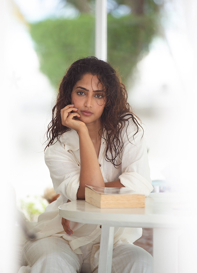 Tollywood_20Actress_20Reba_20Monica_20John_20HD_20Photos__20_2818_29.jpg 18