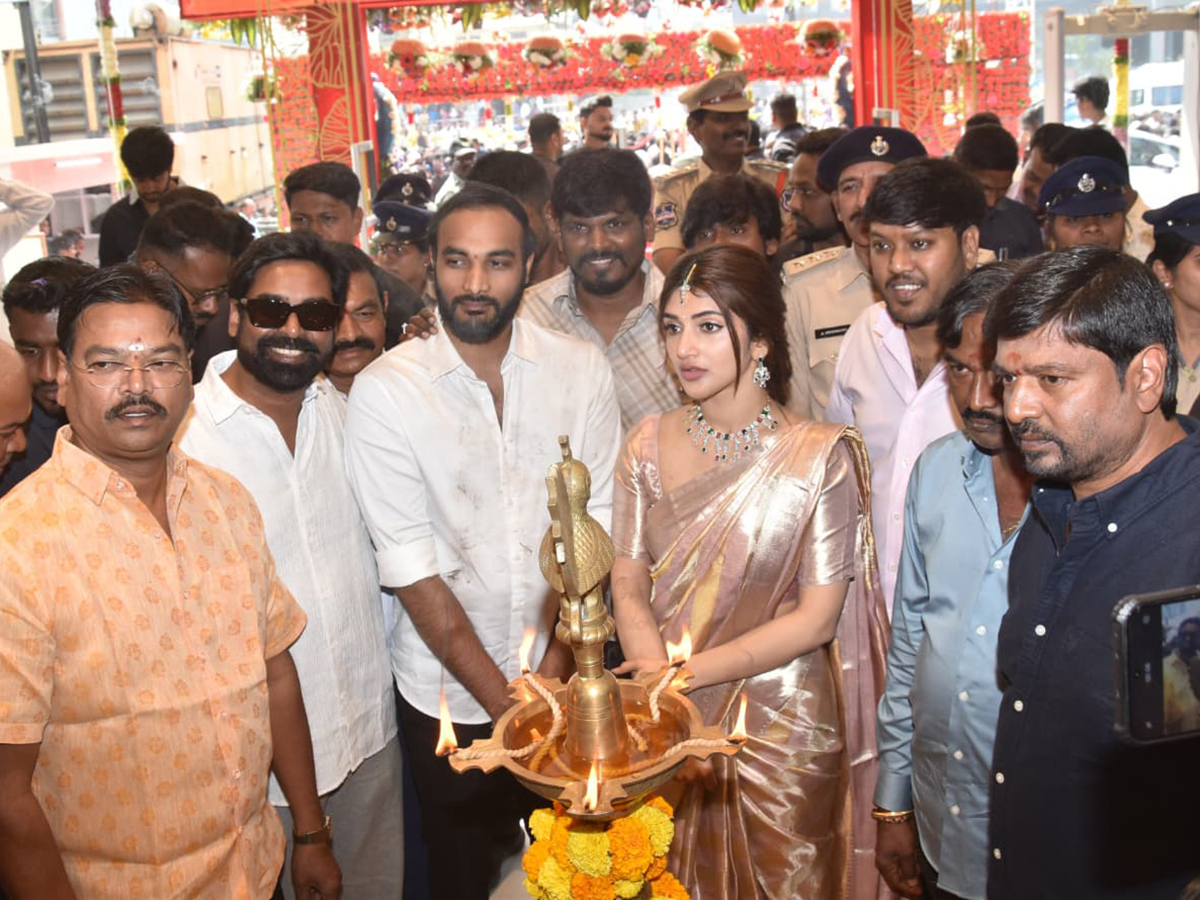 Actress_20Sreeleela_20creates_20a_20buzz_20at_20a_20shopping_20mall_20opening__20_2818_29.jpg 18