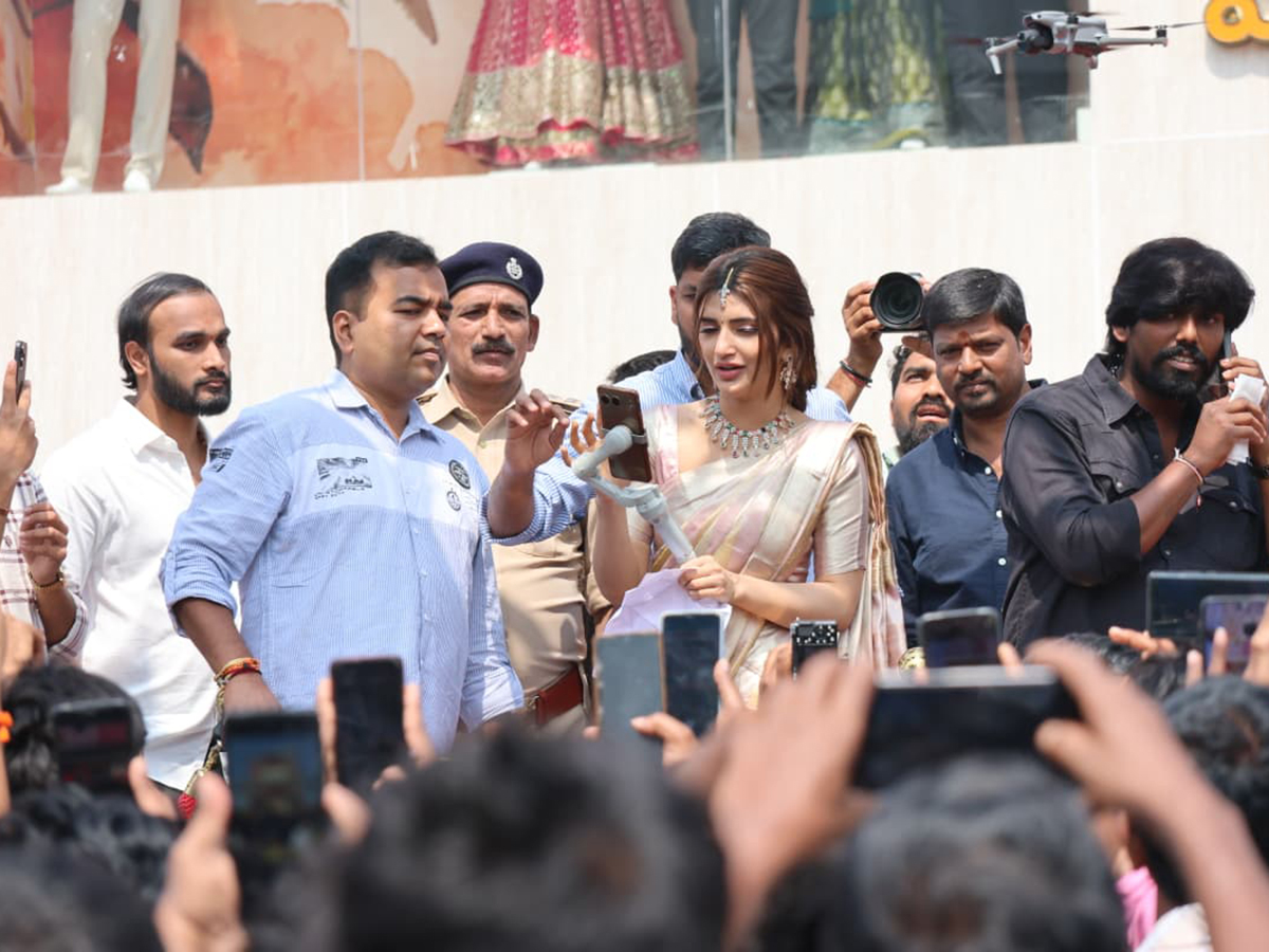 Actress_20Sreeleela_20creates_20a_20buzz_20at_20a_20shopping_20mall_20opening__20_2824_29.jpg 24
