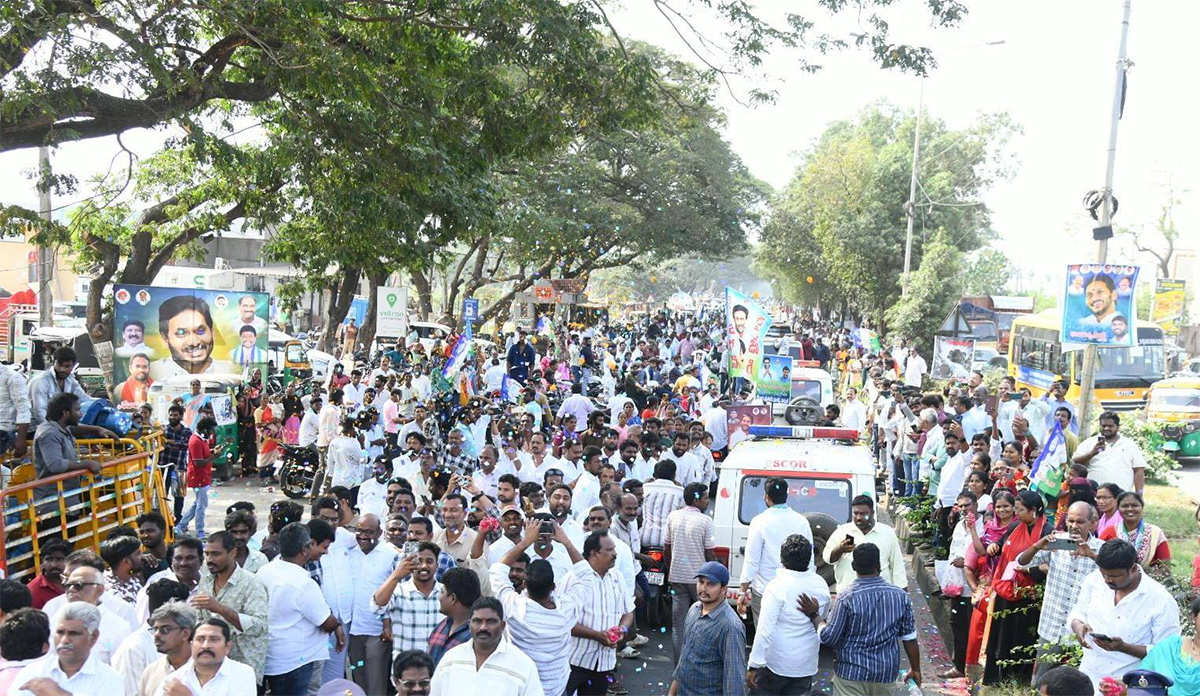 Huge_20Fans_20Following_20to_20YS_20Jagan_20at_20Ibrahimpatnam_20Tour__2022.jpg 22