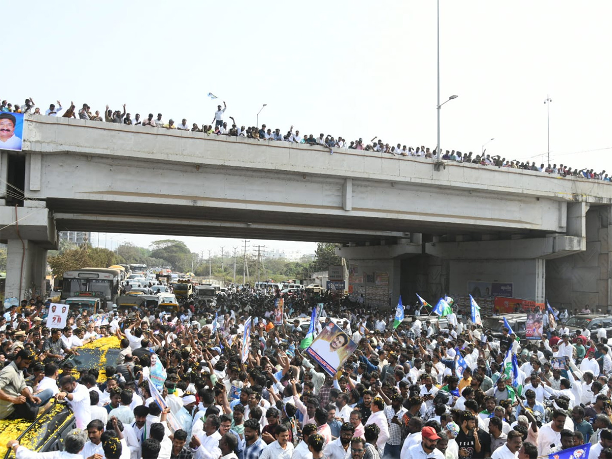 Huge_20Fans_20Following_20to_20YS_20Jagan_20at_20Ibrahimpatnam_20Tour__20_283_29.jpg 3