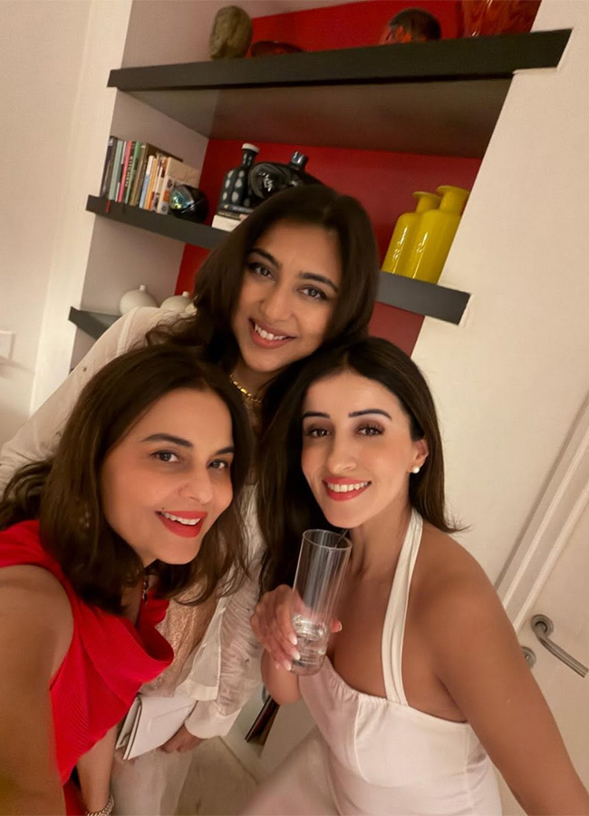Actress_20Anshu_20and_20Anjala_20Zaveri_20Friend_20Birthday_20Celebration__20_2812_29.jpg 12