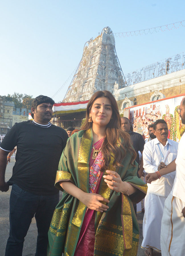 Actress_20Nidhhi_20Agerwal_20Visits_20Tirumala_20Tirupati__20_284_29.jpg 4