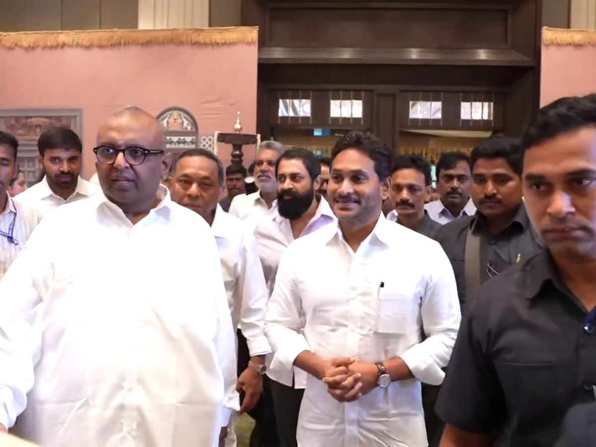 YS_20Jagan_20Attends_20Marriage_20At_20Chennai_20Hero_20Surya_20and_20Karthi_20__20_2814_29.jpg 14