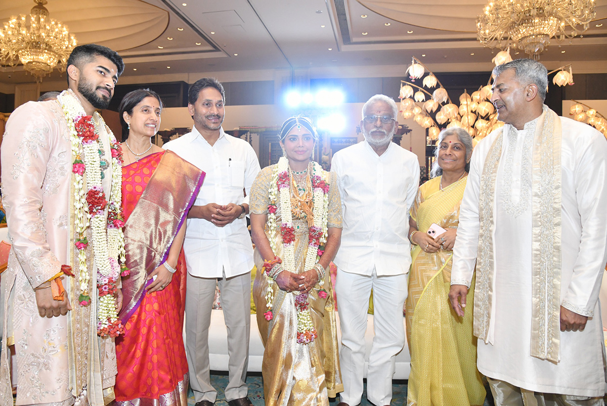 YS_20Jagan_20Attends_20Marriage_20At_20Chennai_20Hero_20Surya_20and_20Karthi_20__20_285_29.jpg 5