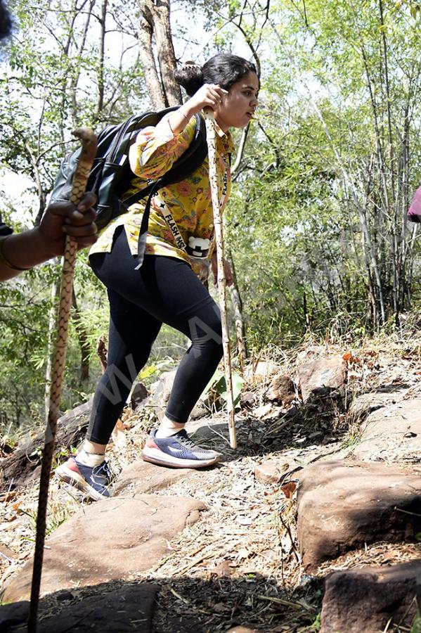 Devotees_20travel_20to_20the_20Srisailam_20temple_20walking_20forest_20area__20_2837_29.jpg 37