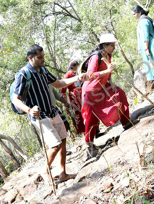 Devotees_20travel_20to_20the_20Srisailam_20temple_20walking_20forest_20area__20_2845_29.jpg 45
