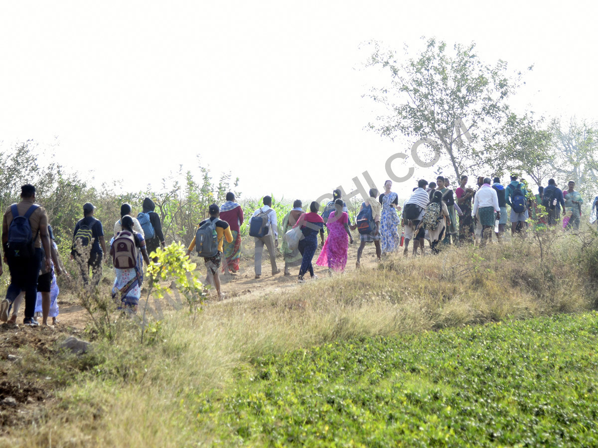 Devotees_20travel_20to_20the_20Srisailam_20temple_20walking_20forest_20area__20_289_29.jpg 9
