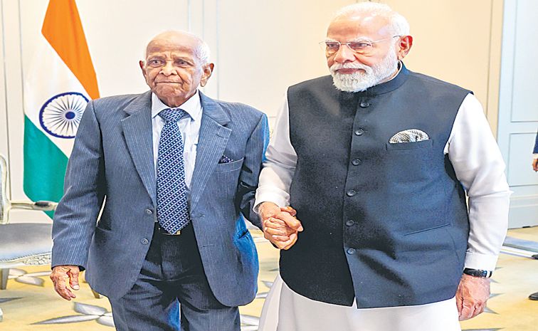 MODI-WITH-NIA-MEMBERAAA.jpg