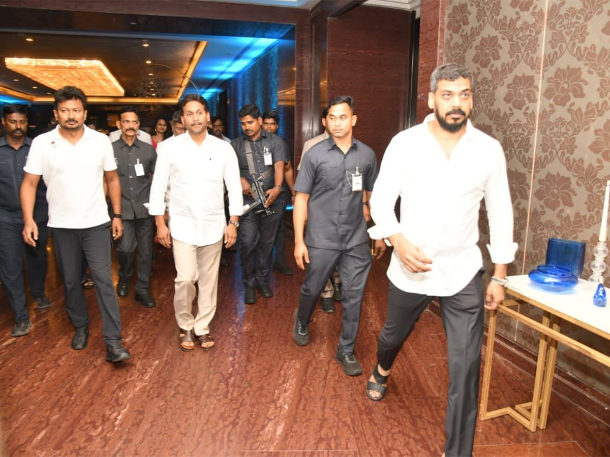 YS_20Jagan_20with_20Thalapathy_20Vijay_20Attends_20Marriage_20At_20Chennai__20_2814_29.jpg 14