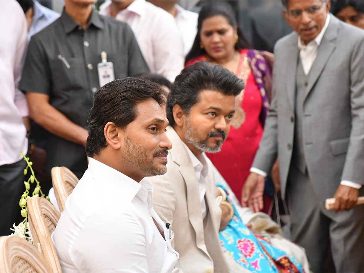 YS_20Jagan_20with_20Thalapathy_20Vijay_20Attends_20Marriage_20At_20Chennai__20_2825_29.jpg 25