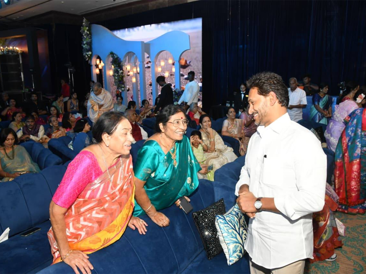 YS_20Jagan_20with_20Thalapathy_20Vijay_20Attends_20Marriage_20At_20Chennai__20_287_29.jpg 7