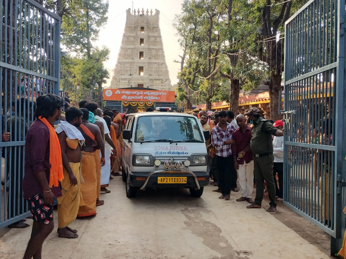 Maha_20Shivaratri_202026_20_20Siva_20Swamy_20Protest_20at_20Srisailam_20Temple__20_2818_29.jpg 18