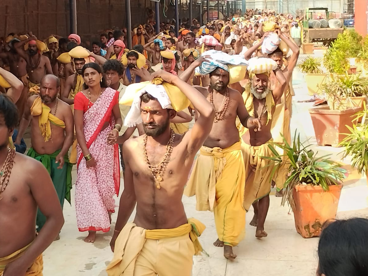 Maha_20Shivaratri_202026_20_20Siva_20Swamy_20Protest_20at_20Srisailam_20Temple__20_2822_29.jpg 22