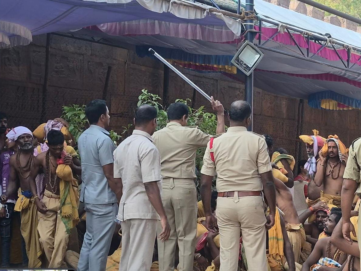 Maha_20Shivaratri_202026_20_20Siva_20Swamy_20Protest_20at_20Srisailam_20Temple__20_282_29.jpg 2