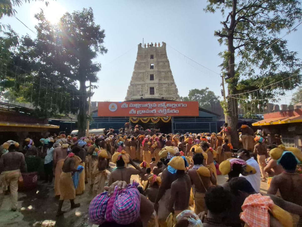 Maha_20Shivaratri_202026_20_20Siva_20Swamy_20Protest_20at_20Srisailam_20Temple__20_285_29.jpg 5