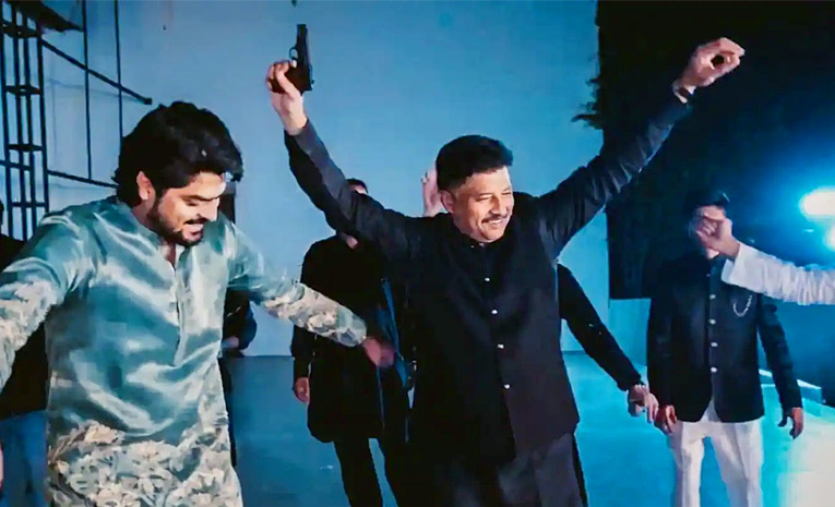 Congress-leader-dances.jpg