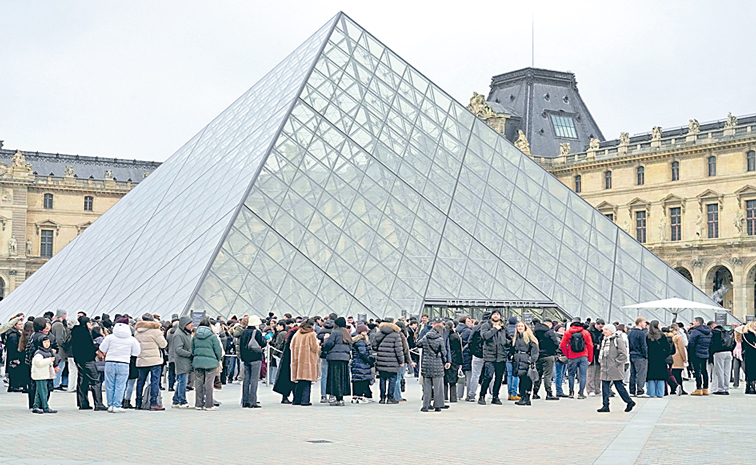 LOUVRE-TICK.jpg