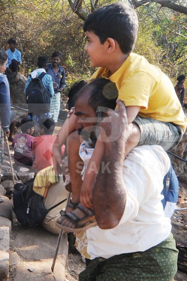 Sea_20of_20devotees_20Throng_20Srisailam_20on_20Maha_20Shivaratri_20Photos_20_2814_29.jpg 15
