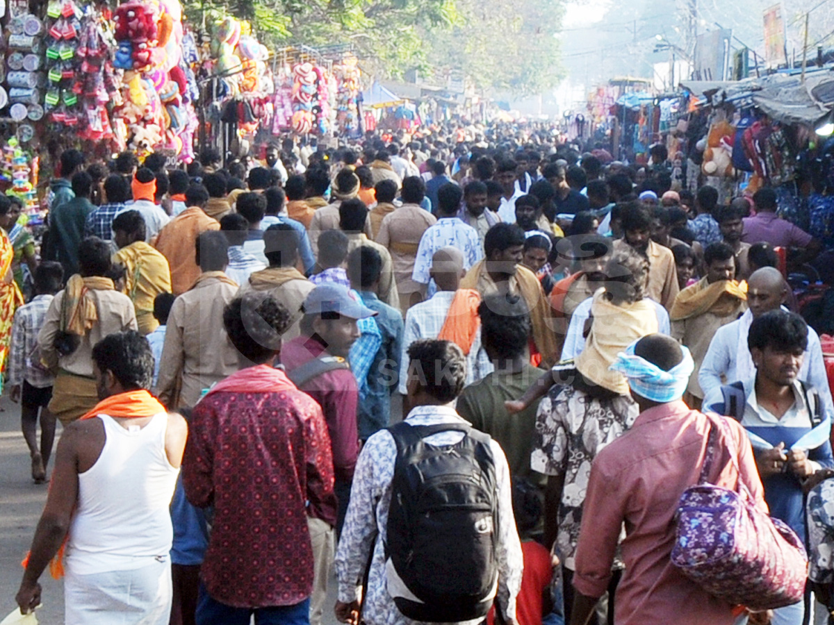 Sea_20of_20devotees_20Throng_20Srisailam_20on_20Maha_20Shivaratri_20Photos_20_281_29.jpg 2