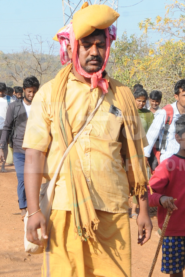 Sea_20of_20devotees_20Throng_20Srisailam_20on_20Maha_20Shivaratri_20Photos_20_2822_29.jpg 23