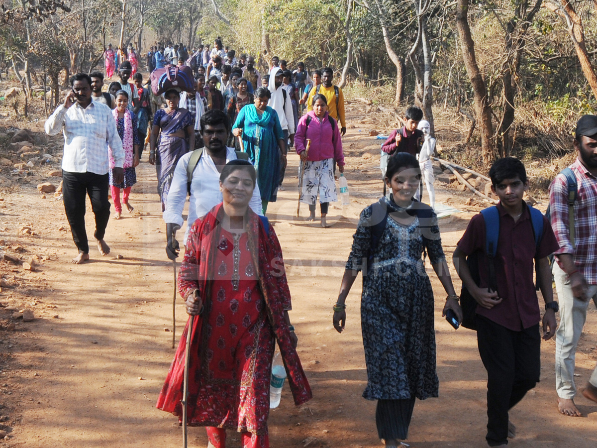 Sea_20of_20devotees_20Throng_20Srisailam_20on_20Maha_20Shivaratri_20Photos_20_2824_29.jpg 25