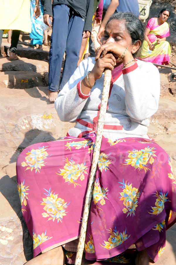 Sea_20of_20devotees_20Throng_20Srisailam_20on_20Maha_20Shivaratri_20Photos_20_286_29.jpg 7