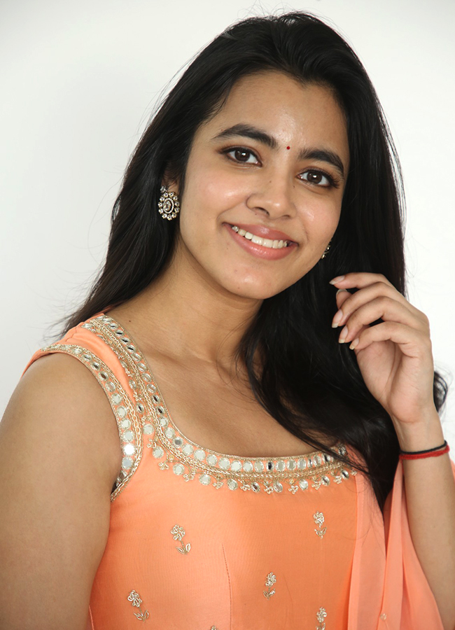 Actress_20Shivani_20Nagaram_20Exclusive_20Hilarious_20Interview_20HD_20Photos__20_284_29.jpg 4
