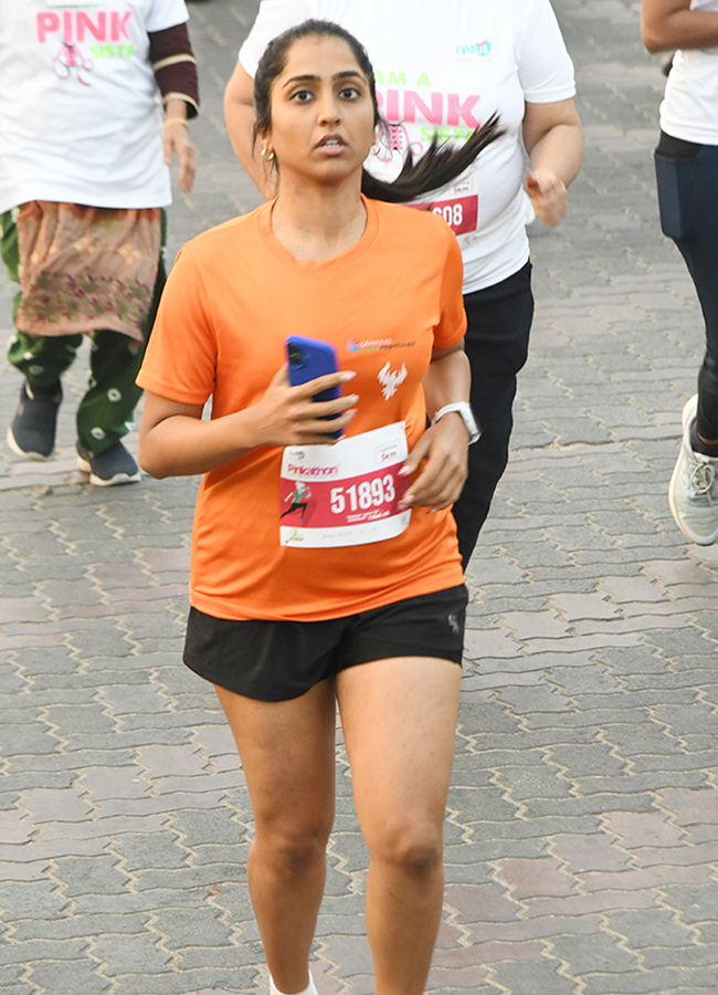 Women_20Pinkathon_20Run_20in_20full_20swing_20on_20Necklace_20Road__20_2812_29.jpg 12