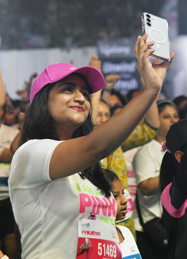 Women_20Pinkathon_20Run_20in_20full_20swing_20on_20Necklace_20Road__20_2825_29.jpg 25