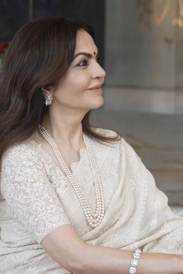 Queen_20Rania_20visits_20Ambani_20family_20at_20Antilia_20during_20India_20trip_20Photos_20_2813_29.jpg 14