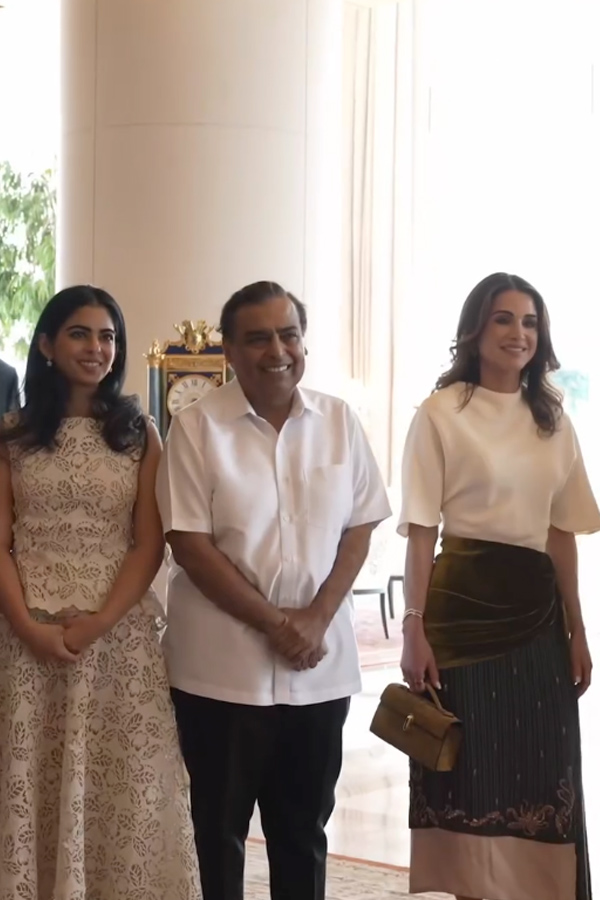 Queen_20Rania_20visits_20Ambani_20family_20at_20Antilia_20during_20India_20trip_20Photos_20_2818_29.jpg 19