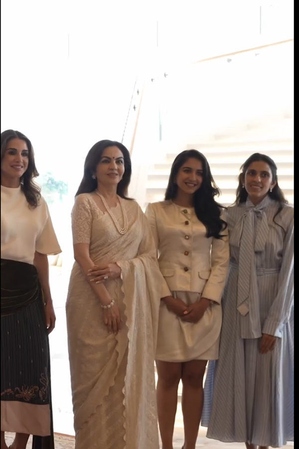 Queen_20Rania_20visits_20Ambani_20family_20at_20Antilia_20during_20India_20trip_20Photos_20_2819_29.jpg 20