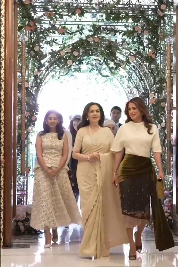 Queen_20Rania_20visits_20Ambani_20family_20at_20Antilia_20during_20India_20trip_20Photos_20_281_29.jpg 2