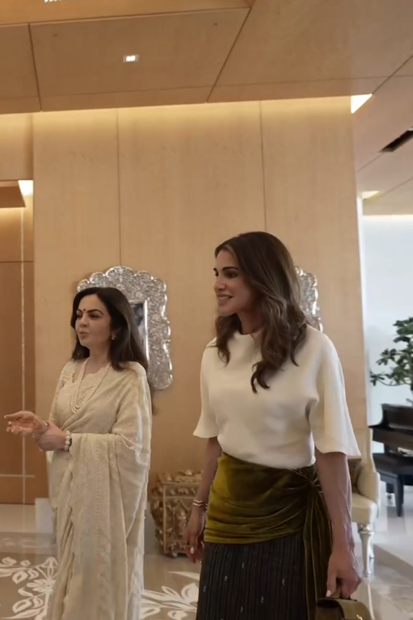 Queen_20Rania_20visits_20Ambani_20family_20at_20Antilia_20during_20India_20trip_20Photos_20_284_29.jpg 5