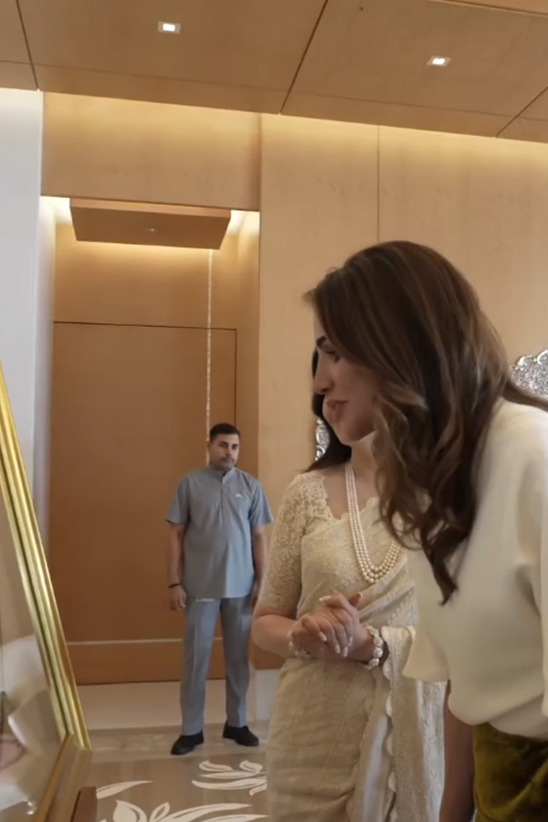 Queen_20Rania_20visits_20Ambani_20family_20at_20Antilia_20during_20India_20trip_20Photos_20_285_29.jpg 6