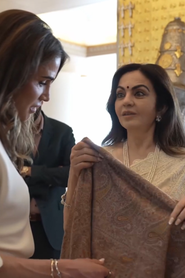 Queen_20Rania_20visits_20Ambani_20family_20at_20Antilia_20during_20India_20trip_20Photos_20_286_29.jpg 7