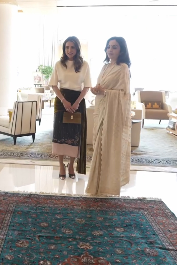 Queen_20Rania_20visits_20Ambani_20family_20at_20Antilia_20during_20India_20trip_20Photos_20_287_29.jpg 8