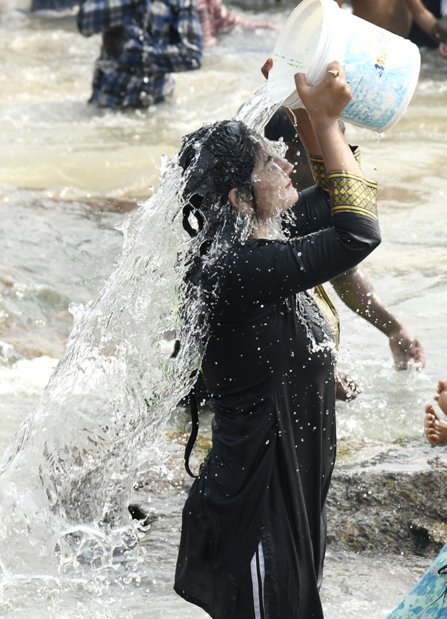 Visakhapatnam_20_20Mahashivratri_20Sea_20Baths_20In_20RK_20Beach_20-_20_2810_29.jpg 10