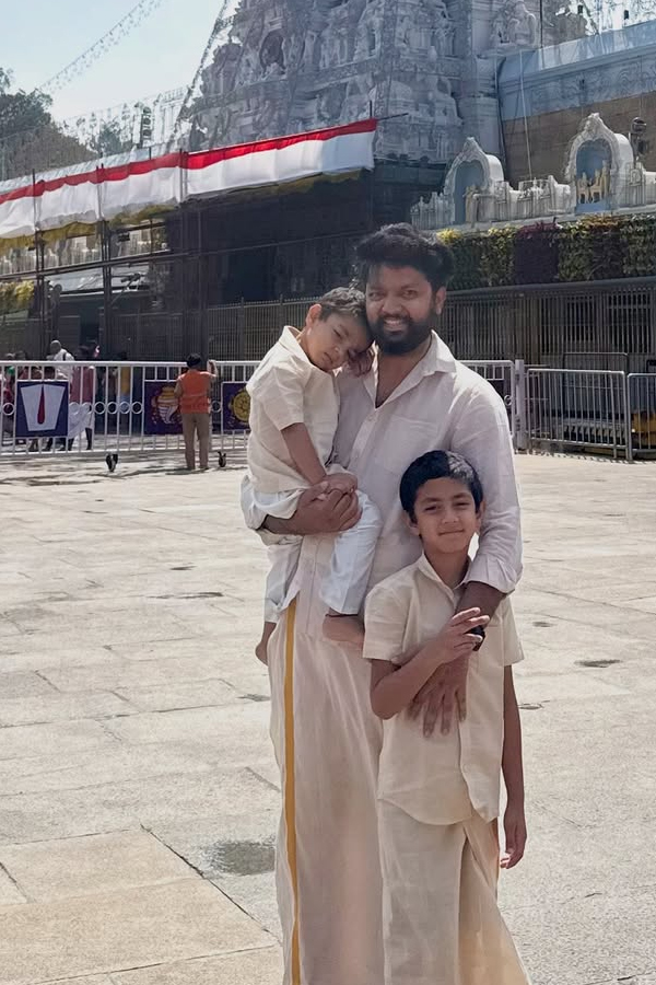 Anchor_20Lasya_20with_20Her_20family_20visited_20Tirumala_20Photos_20_282_29.jpg 3