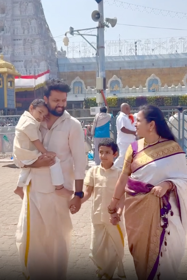 Anchor_20Lasya_20with_20Her_20family_20visited_20Tirumala_20Photos_20_284_29.jpg 5