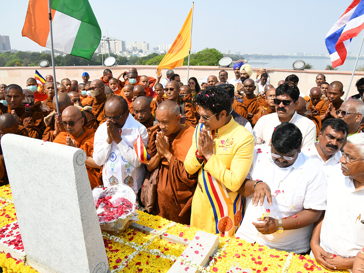 Hussain_20Sagar_20_20Buddha_20refuge_20is_20Gachchami__20_2815_29.jpg 15